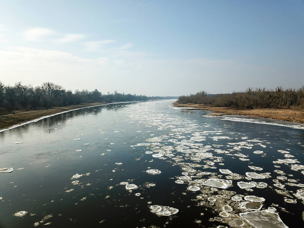 Ice floes on the Elbe obstruct the inland navigation - Fotografie, Obrázek