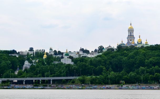 Kiev Pechersk Lavra e o rio
 - Foto, Imagem