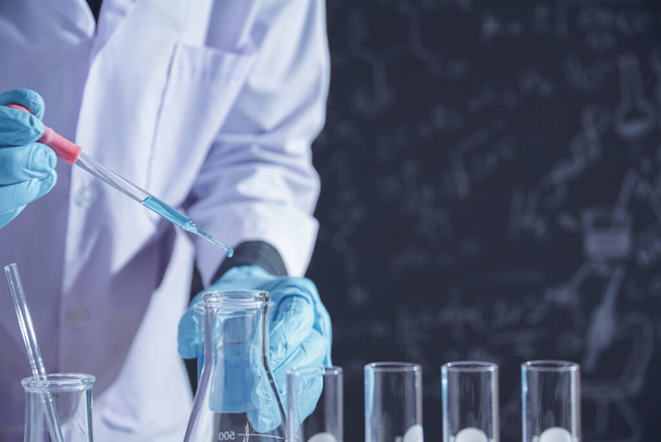 Analitik, tıbbi, ilaç ve bilimsel araştırma konsepti için sıvı ile cam laboratuvar kimyasal test tüpleri ile araştırmacı. - Fotoğraf, Görsel
