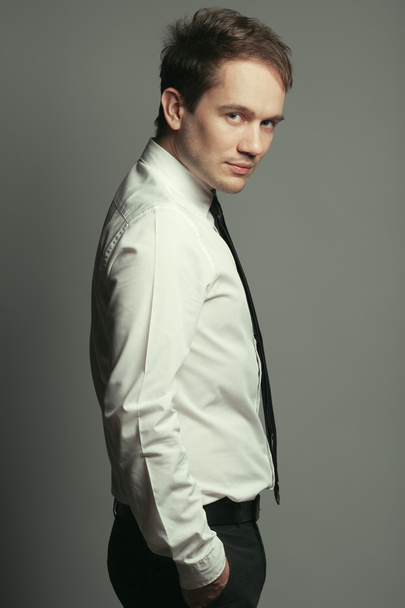 Эмотив портрет серьезного красивого молодого человека в обычной белой рубашке
 - Фото, изображение
