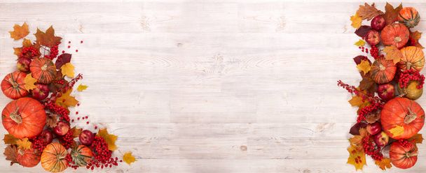 φθινόπωρο φόντο με πολύχρωμα φύλλα και φρούτα πτώση σε ξύλινο τραπέζι - Φωτογραφία, εικόνα