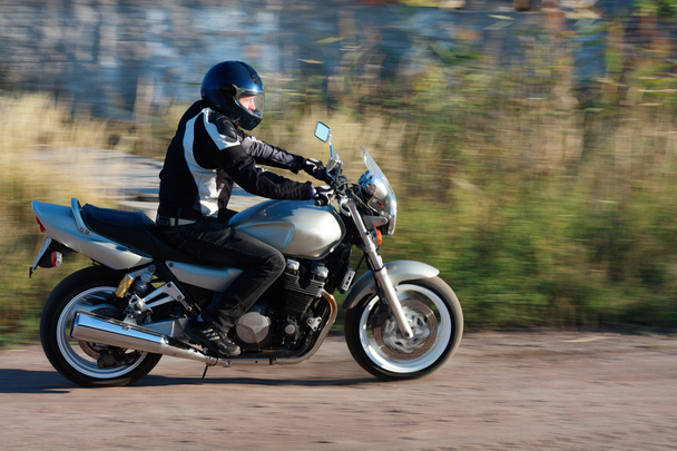 hombre montando una motocicleta en el camino - Foto, Imagen