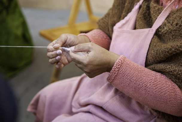 woman knitting with a wooden basket - Zdjęcie, obraz