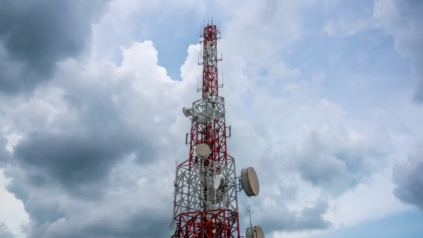 Zeitraffer von Telekommunikationsturm gegen Himmel und Wolken im Hintergrund - Filmmaterial, Video
