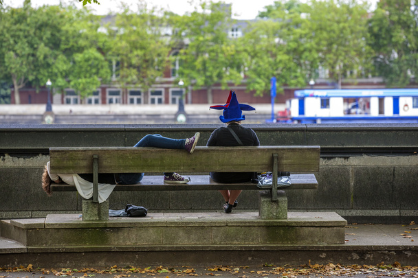 zwei Personen sitzen vor der Themse - Foto, Bild