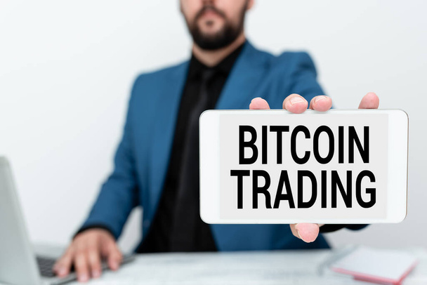 Знак, показывающий Bitcoin Trading. Бизнес-идея покупки и продажи криптовалют на фондовом рынке Tech Guru Продажа недавно разработанного устройства, учитель конфискации телефона - Фото, изображение