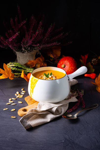 Pumpkin cream soup with roasted pumpkin seeds and seed oil - Valokuva, kuva