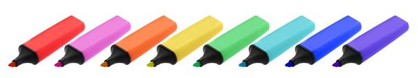 A range of eight colored highlighter pens inclined with clipping path. - Foto, Bild