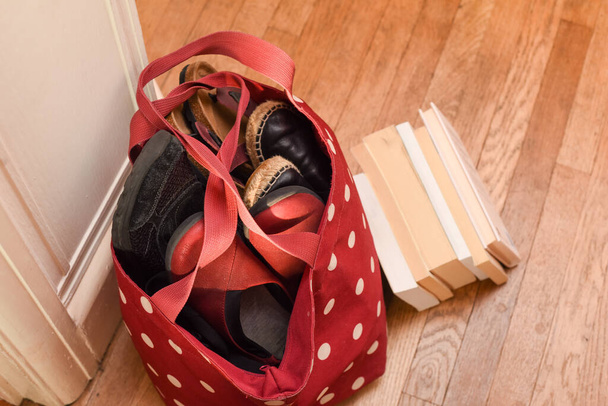 Regalare scarpe libri e vestiti da donare in beneficenza - Foto, immagini