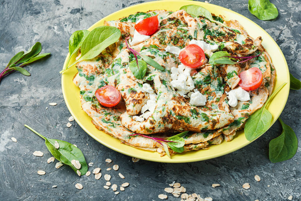 Appetizing homemade pancakes with spinach and arugula - Foto, afbeelding