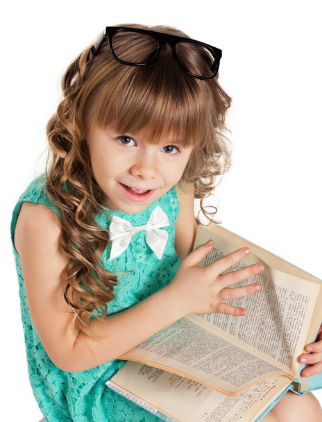 peuter meisje met boek - Foto, afbeelding
