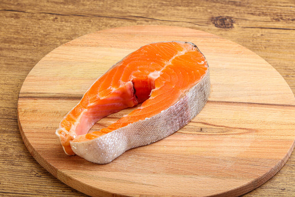 Bife de salmão cru a bordo para cozinhar - Foto, Imagem