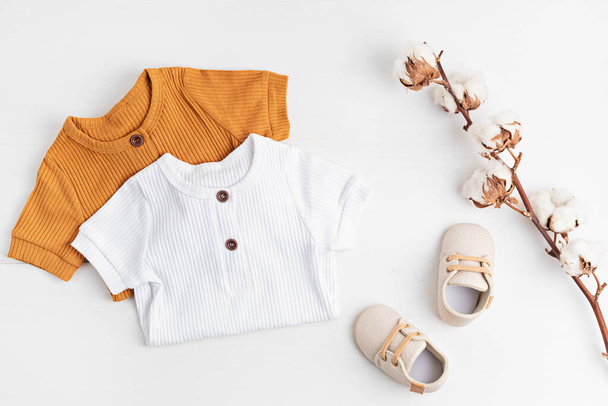 Vêtements et accessoires neutres pour bébés. Vêtements en coton biologique, mode nouveau-né - Photo, image