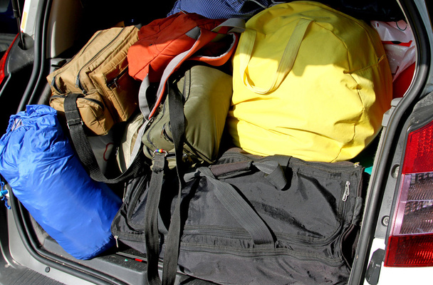 чемоданы и дорожные сумки в багажнике автомобиля
 - Фото, изображение
