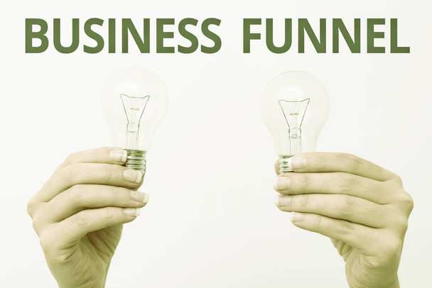 Inspiratie met bord Business Funnel. Business idee aankoopproces dat bedrijven leiden hun klanten twee handen holding lamp tonen of presenteren van nieuwe technologie ideeën - Foto, afbeelding