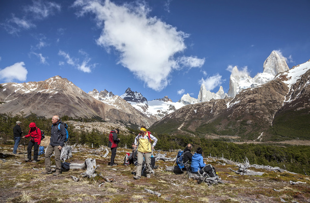 туристи, милуючись мальовничим видом з гори fitz roy, одне з найкрасивіших місць в Патагонії, Аргентина. - Фото, зображення