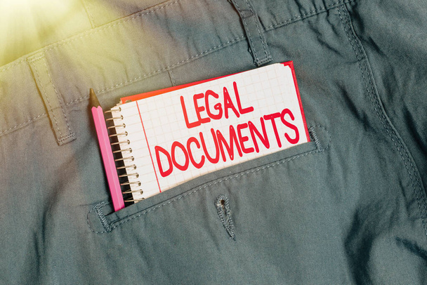 Jogi dokumentumokat mutató szöveges jel. Üzleti áttekintés egy jogi kérdéssel kapcsolatos dokumentumot készített egy ügyvéd gondolkodás új fényes ötletek megújítása kreativitás és inspiráció - Fotó, kép