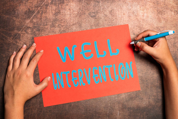 Kézírás szöveg Well Intervention. Internet Concept végzett munka gázkút megváltoztatása vagy kezelése az egészségügyi írás Fontos megjegyzések ötletelés új design és inspiráció - Fotó, kép