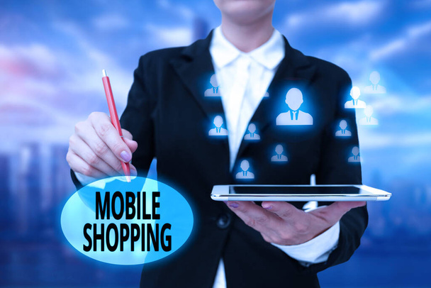Szöveg megjelenítése Mobile Shopping. Üzleti ötlet áru- és szolgáltatáskereskedelem vezeték nélküli eszközökkel Lady In Uniform Standing Holding Tablet Typing Futuristic Technologies. - Fotó, kép