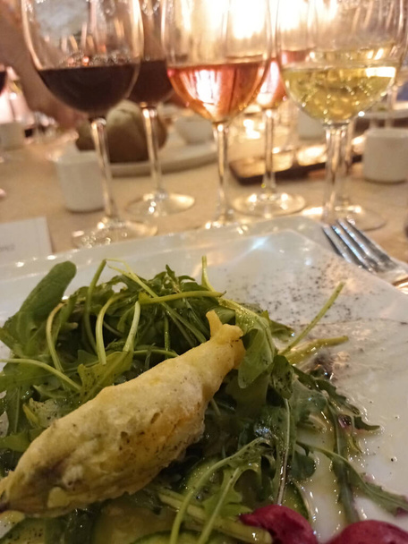 Combinando o jantar com vários copos com diferentes vinhos: branco, ros, tinto emparelhado com comida em uma mesa reservada - Foto, Imagem