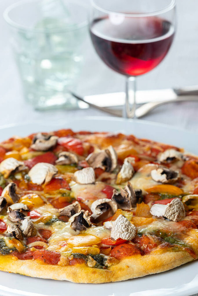 mushroom pizza on a white plate - Foto, afbeelding