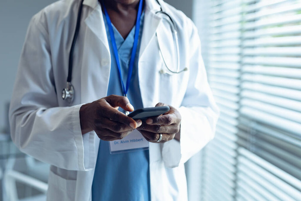 doctor using smartphone in hospital - Фото, изображение