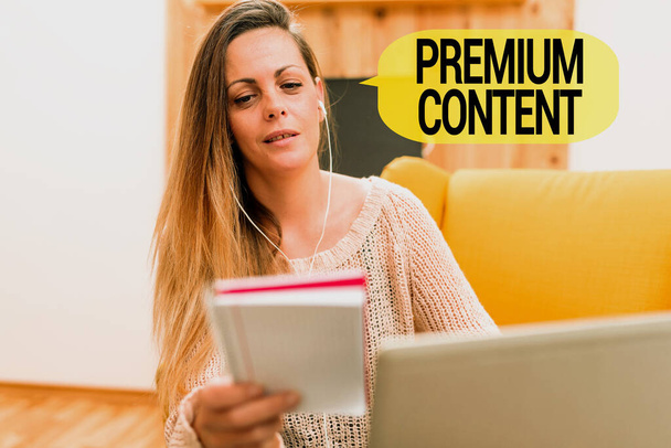 Znak tekstowy pokazujący zawartość Premium. Internet Concept wyższej jakości lub bardziej pożądane niż darmowe treści Przeglądanie i czatowanie w mediach społecznościowych, wyszukiwanie i oglądanie filmów - Zdjęcie, obraz