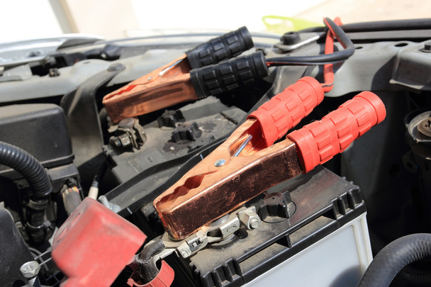 Lataaminen akku auton sähkön kaukalo jumpperi kaapelit
 - Valokuva, kuva