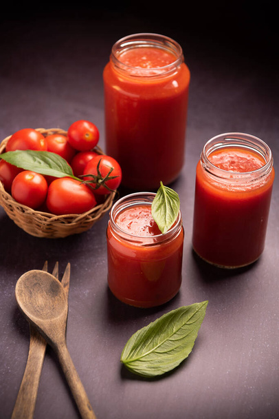 Salsa de tomate en un frasco de vidrio de cerca - Foto, imagen