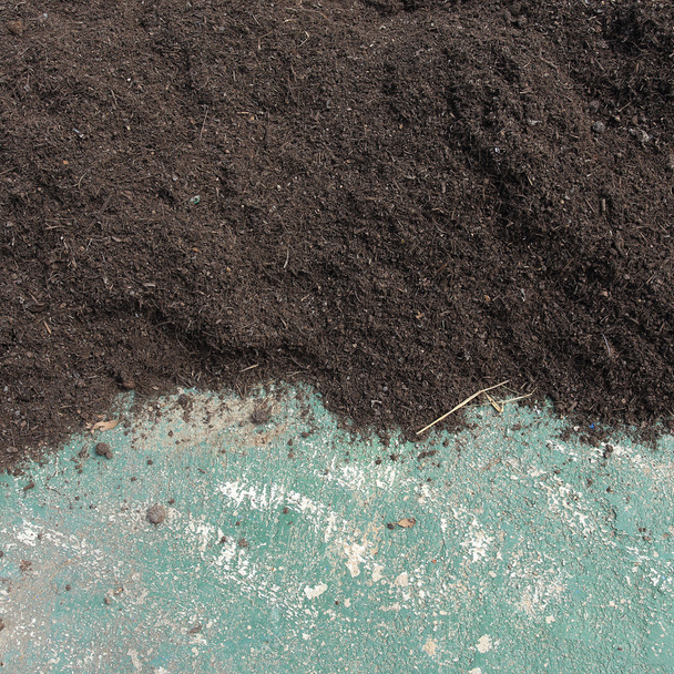 Fondo de superficie del suelo, compost de estiércol preparado para una tierra de cultivo
 - Foto, imagen