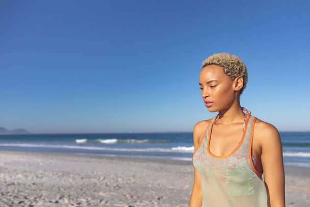 mujer joven con una tabla de surf en la playa - Foto, Imagen