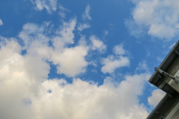 Blauer Himmel und weiße Wolken bei herrlichem Sommerwetter - Foto, Bild