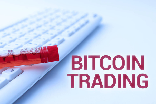 Koncepcyjny wyświetlacz Bitcoin Trading. Koncepcja oznaczająca zakup i sprzedaż kryptowaluty na rynku akcji Typowanie not medycznych Badania naukowe i plany leczenia - Zdjęcie, obraz