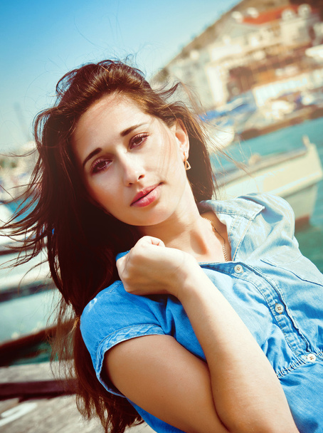 portrait of a beautiful girl on the waterfront - Φωτογραφία, εικόνα