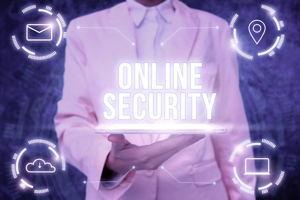 概念表示オンラインセキュリティ。オンラインで行われた取引のセキュリティを確保するためのビジネスアプローチの行為女性の制服スタンディングタブレット手は仮想現代技術を提示 - 写真・画像