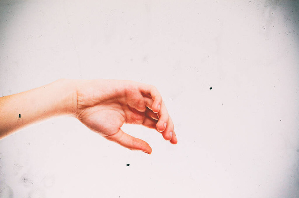 kéz kezében egy piros és fehér emberi kéz - Fotó, kép