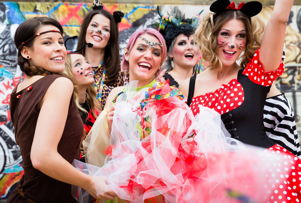 Karnaval partisinde seksi kostümlü bir grup neşeli kadın. - Fotoğraf, Görsel