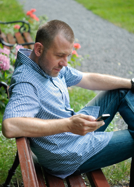 Человек смотрит на смартфон
 - Фото, изображение