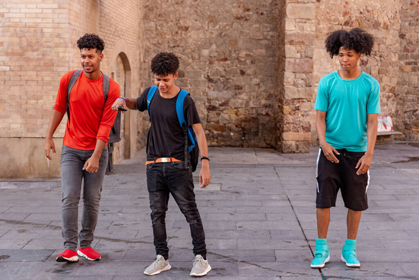 Grupo de amigos afro-latinos bailando en la calle - Foto, imagen