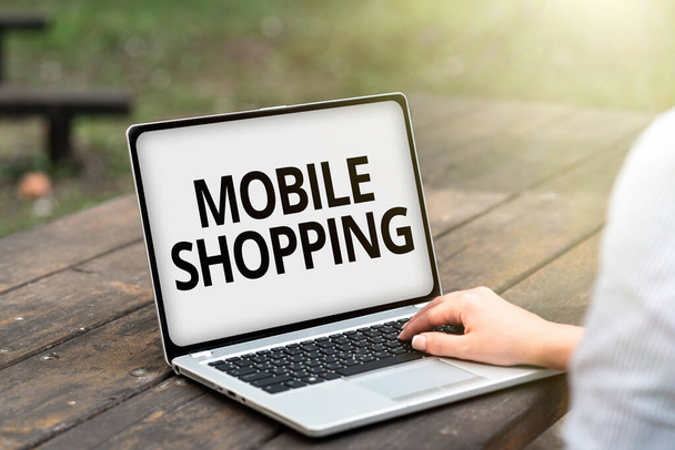 Signaali näyttää Mobile Shopping. Liikeideoiden kaupankäynti tavaroilla ja palveluilla langattomien laitteiden kautta Ääni- ja videopuheluominaisuudet yhdistävät ihmiset yhteen - Valokuva, kuva