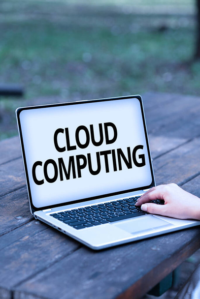 Leyenda conceptual Cloud Computing. Visión general del negocio almacenando y accediendo a datos y programas a través de Internet Empleos en línea y trabajando de forma remota conectando personas juntas - Foto, Imagen