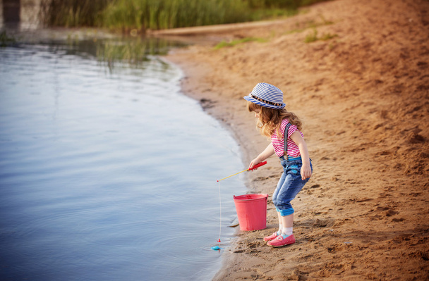 child playing in fishing - Фото, зображення