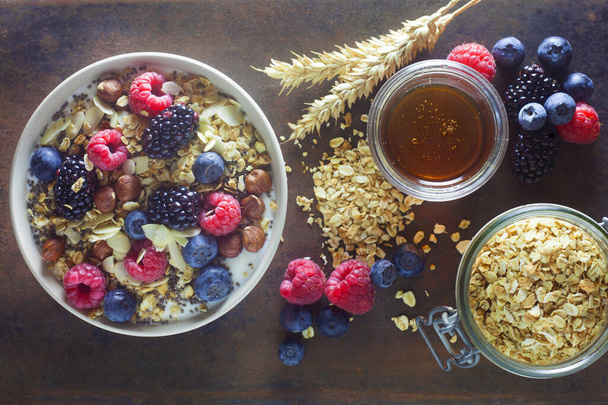 healthy breakfast with granola and berries - Φωτογραφία, εικόνα