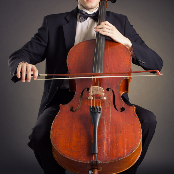 Cellista tocando música clásica en violonchelo
 - Foto, Imagen