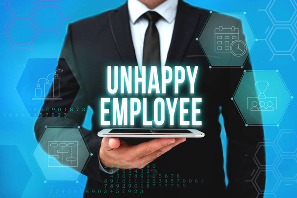 Podpis wyświetlający nieszczęśliwego pracownika. Przegląd działalności pracowników niemotywowanych do pracy lub wykonywania zadań Man In Office Uniform Holding Tablet Wyświetlanie nowej nowoczesnej technologii. - Zdjęcie, obraz