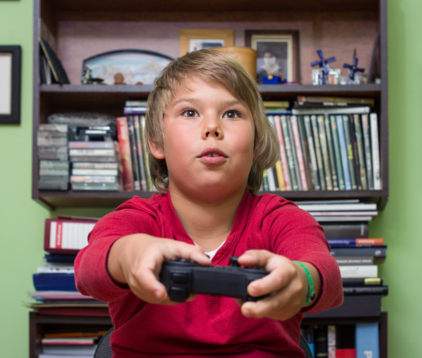 Мальчик-подросток с дистанционным управлением
 - Фото, изображение