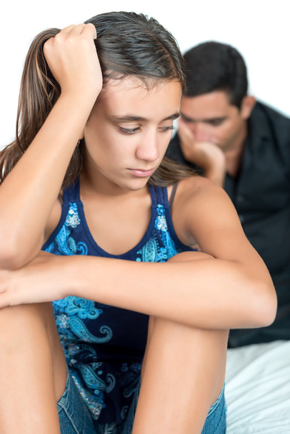 Проблемная девочка-подросток со своим обеспокоенным отцом
 - Фото, изображение