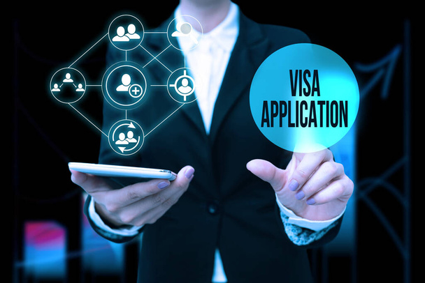 Λεζάντα κειμένου που παρουσιάζει την εφαρμογή Visa. Έννοια σημαίνει μια διαδικασία απόκτησης άδειας εισόδου σε μια ξένη χώρα Lady in Uniform Holding Τηλέφωνο Πατώντας Εικονικό Κουμπί Φουτουριστικό Τεχνολογία. - Φωτογραφία, εικόνα