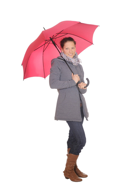 mladá žena s červeným deštníkem - Fotografie, Obrázek