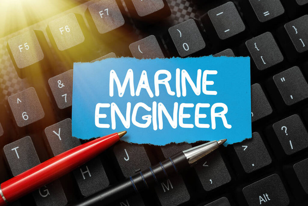 Handschriftliches Zeichen Marine Engineer. Der Geschäftsansatz, der mit der Wartung und dem Betrieb eines Schiffes beauftragt ist, sind Motoren, Textverarbeitungsprogrammideen, Logging Programming Updates Concept - Foto, Bild